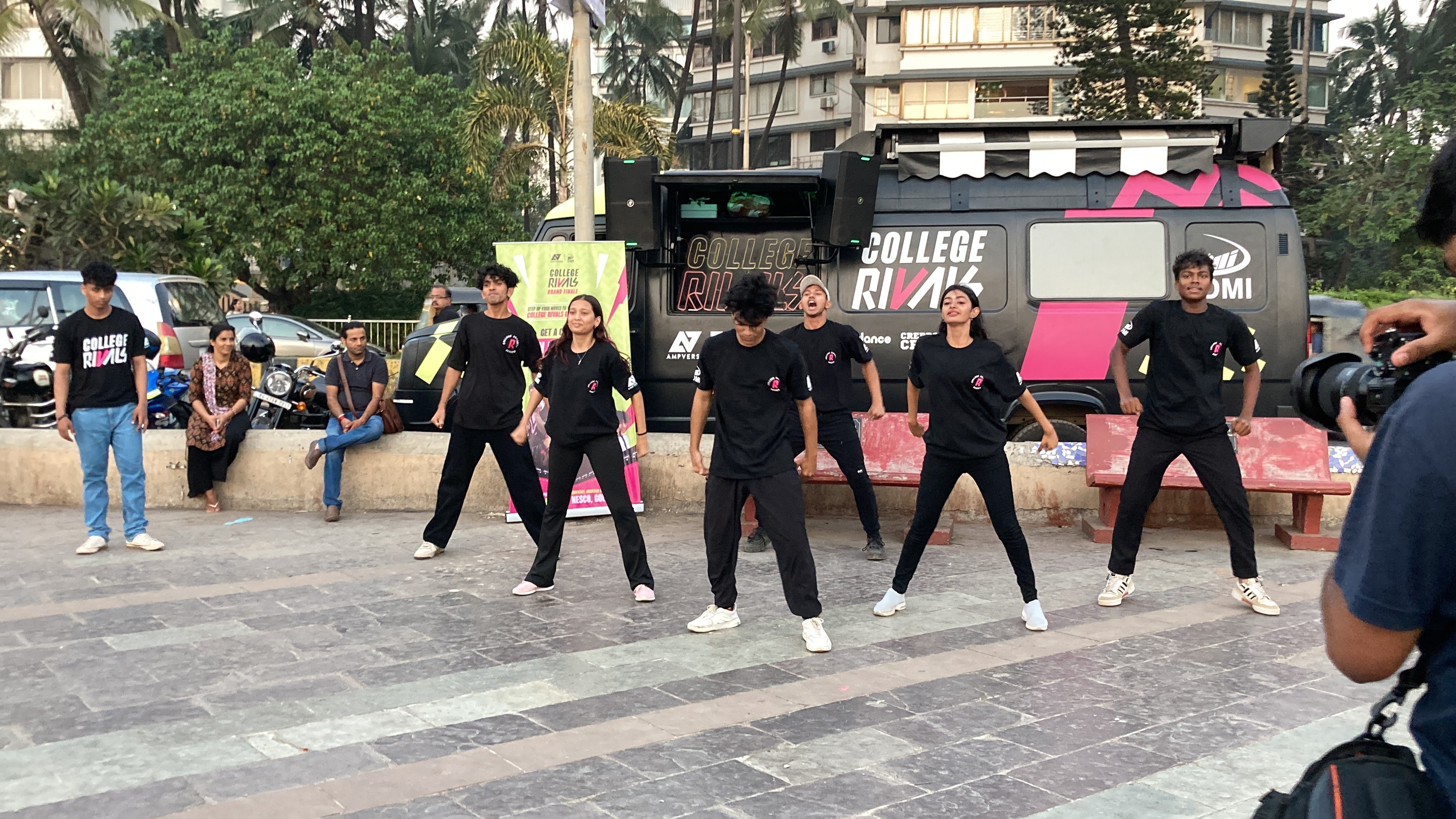 flash-mob-of-college-rivals-on-the-streets-of-mumbai190224020031 flash-mob-of-college-rivals-on-the-streets-of-mumbai190224020031